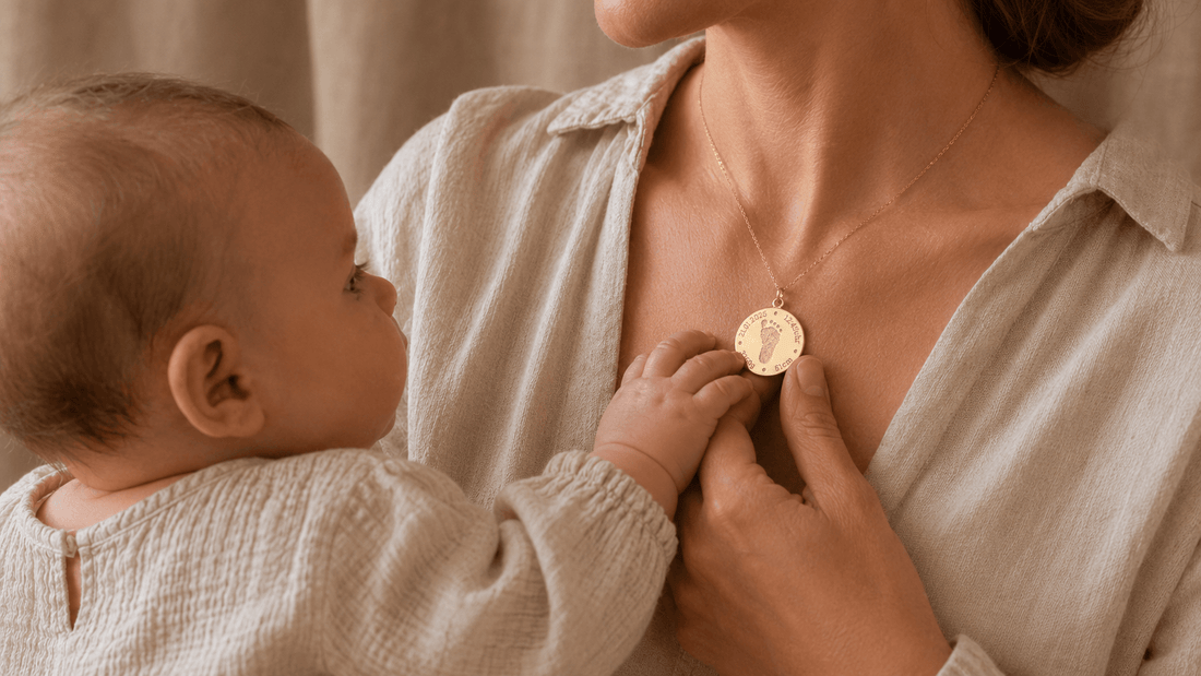Mutter hält ihr Baby im Arm und trägt einen persönlichen Erinnerungsanhänger