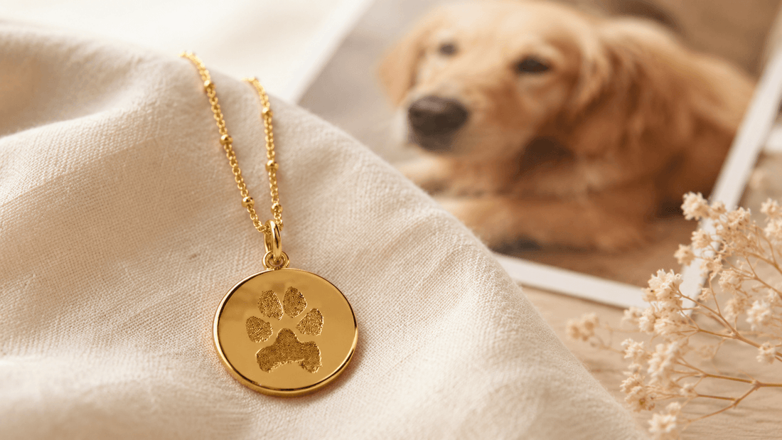 Goldene Pfotenabdruck-Kette als persönliche Erinnerung an ein Haustier