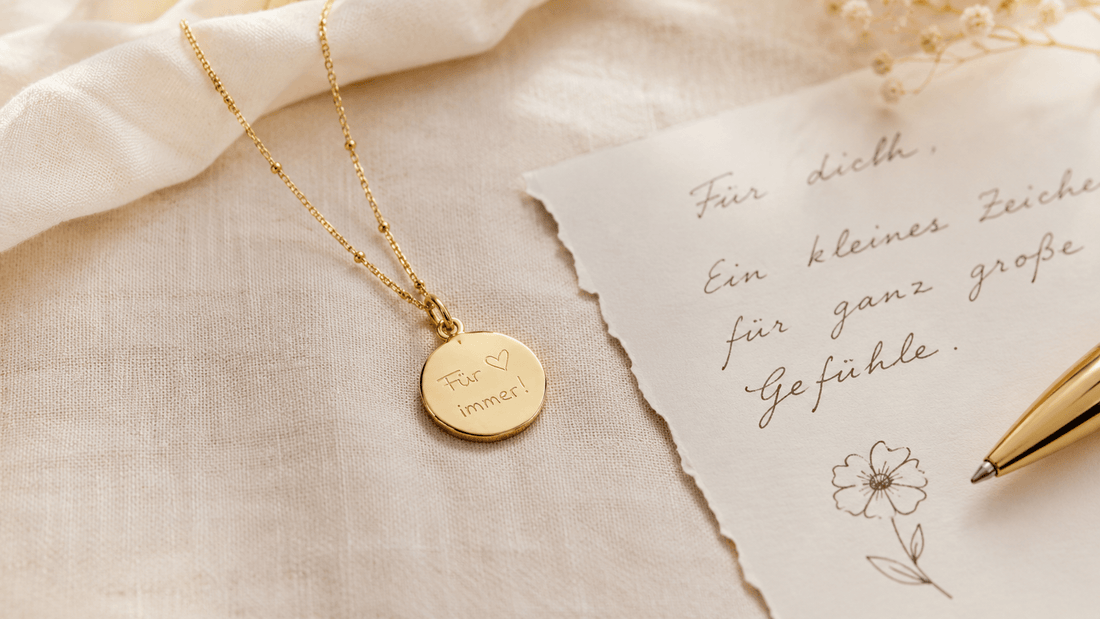 Schmuck mit Handschrift und persönlicher Botschaft auf heller Karte