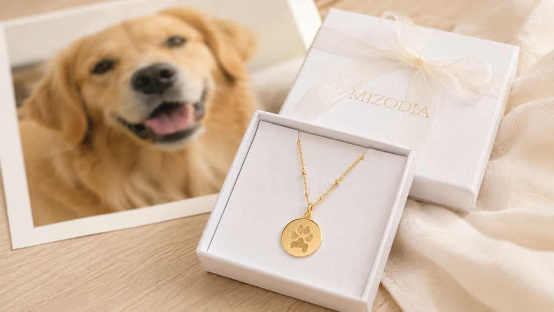 Personalisierte Erinnerungskette in Mizodia Geschenkbox mit Haustierfoto im Hintergrund