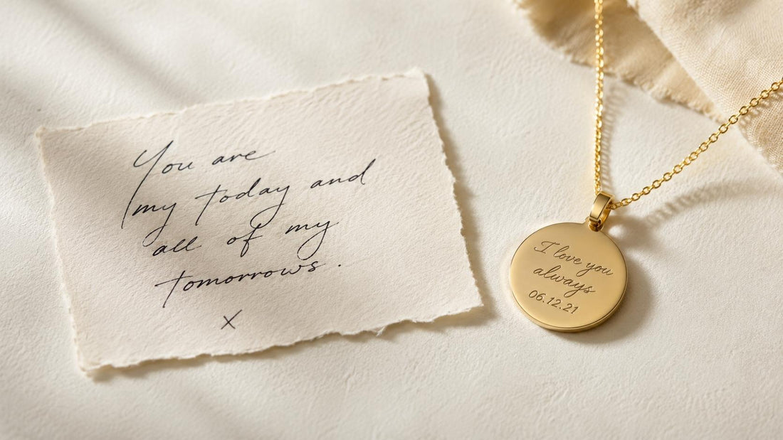 Vergleich von Schmuck mit Handschrift und Schmuck mit Gravur als persönliches Geschenk