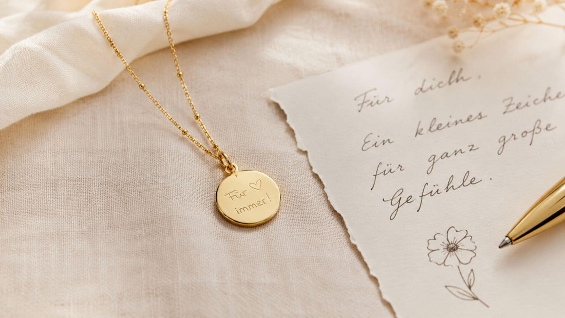Schmuck mit Handschrift und persönlicher Botschaft auf heller Karte