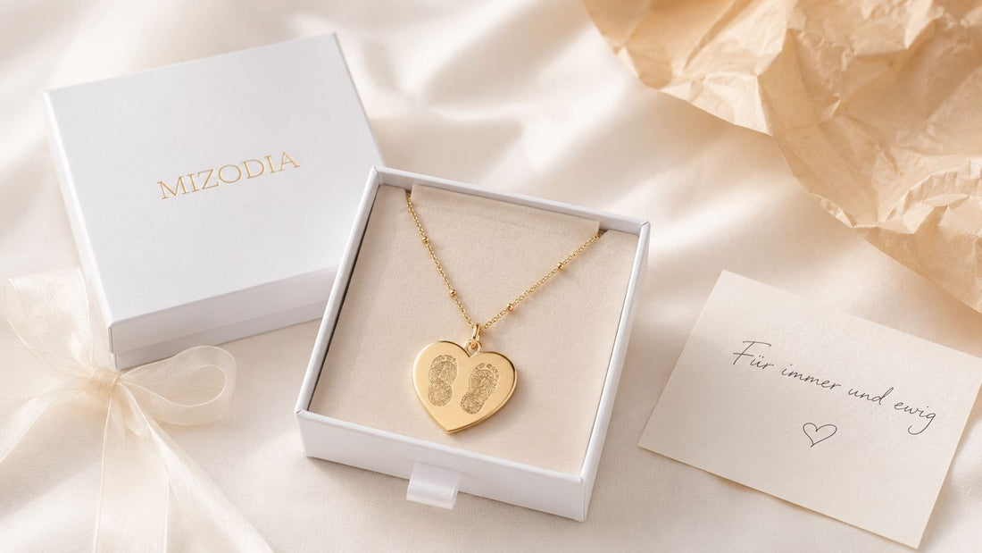 Personalisierte goldene Herz-Kette mit zwei Fingerabdrücken in eleganter Mizodia Geschenkbox