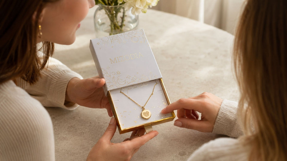 Persönlicher Schmuck für die beste Freundin als Geschenk in einer Mizodia-Geschenkbox