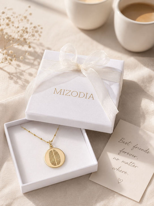 Personalisierter Freundschaftsschmuck mit goldener Fingerabdruck-Kette in weißer Mizodia Geschenkbox