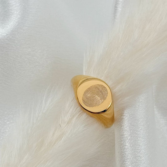 Goldener Siegelring mit graviertem Fingerabdruck