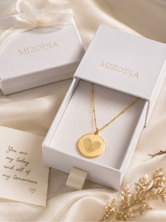 Goldene Herz-Fingerabdruck-Kette in weißer Mizodia Geschenkbox als persönliches Schmuckgeschenk bis 100 Euro