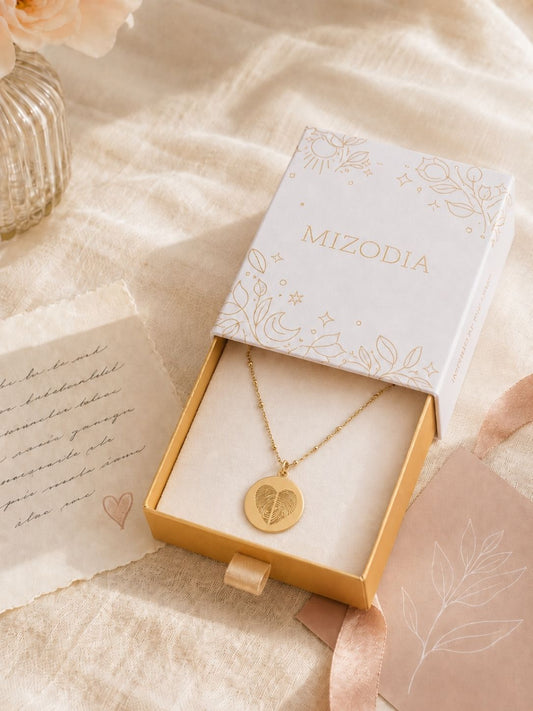 Valentinstag Schmuck mit persönlicher Gravur in eleganter Mizodia Geschenkbox