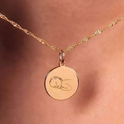 Linienportrait Kette getragen – Gravur eines schlafenden Babys