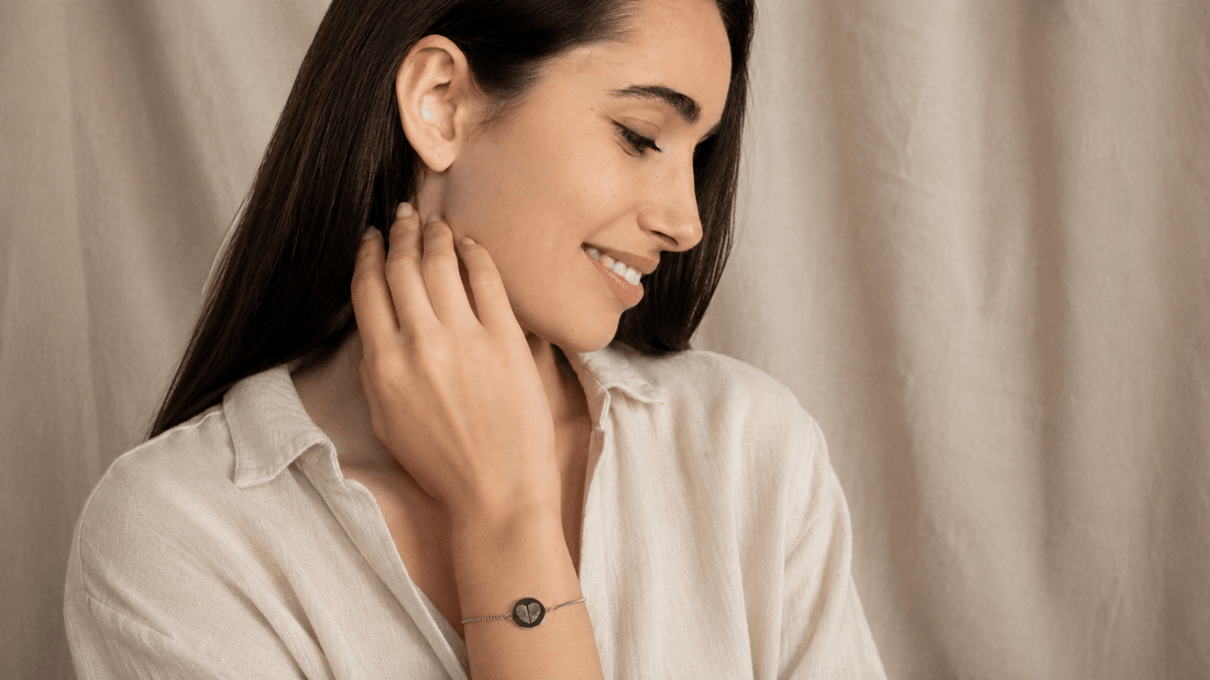 Fingerabdruck-Kette mit graviertem Abdruck in heller, hochwertiger Szene
