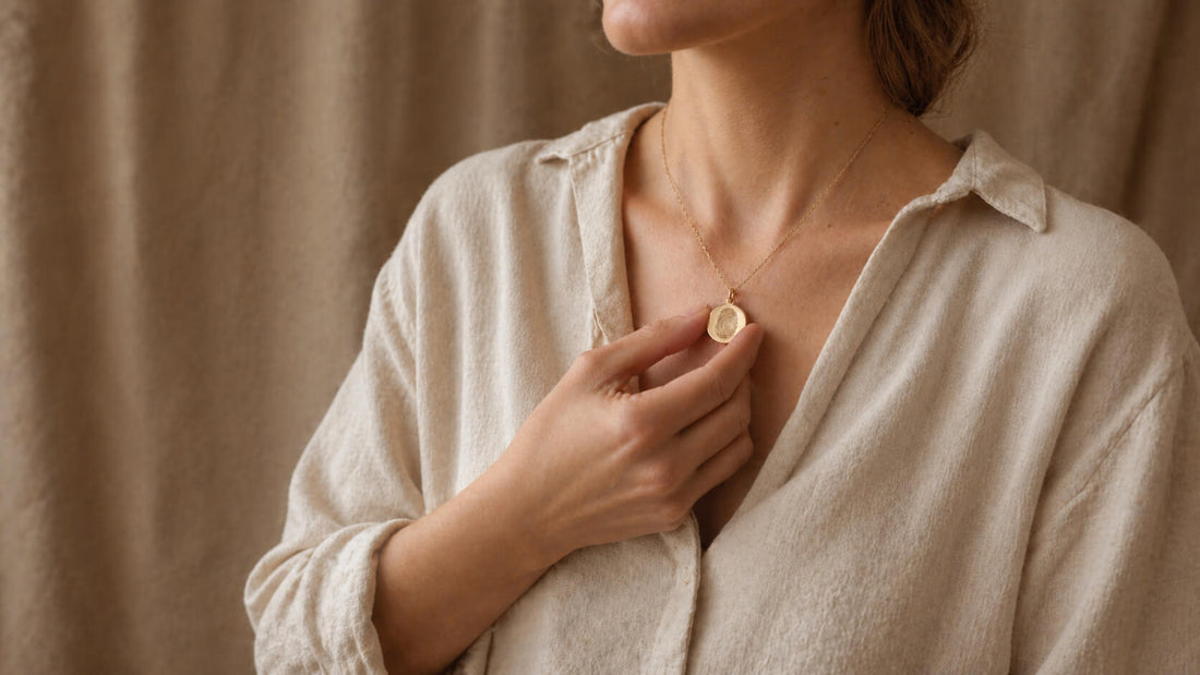 Personalisierte Fingerabdruck-Kette von Mizodia als Schmuckgeschenk zum Muttertag getragen