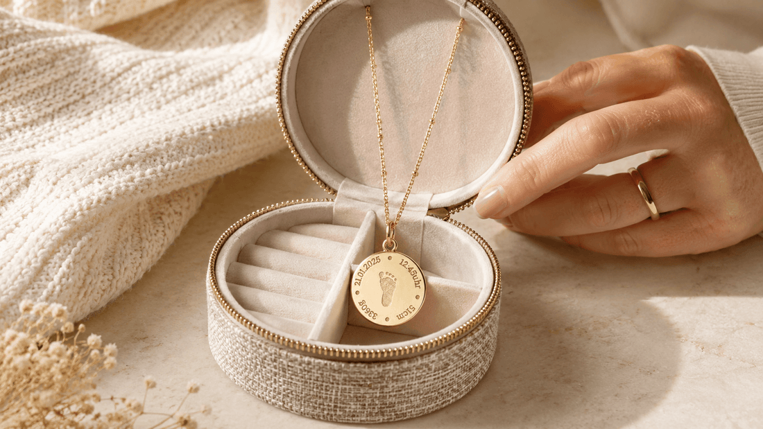 Geburtsdaten Schmuck mit Fußabdruck als persönliche Erinnerung an die Geburt für Mama