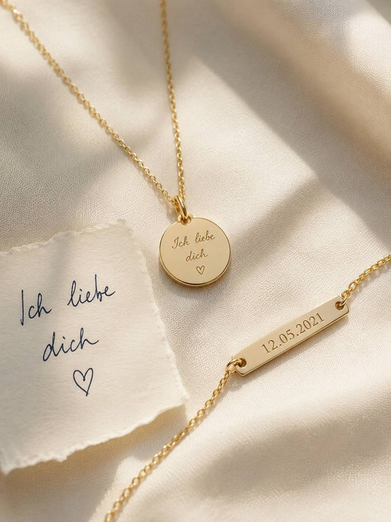 Personalisierter Schmuck mit Handschrift und Gravur als persönliches Geschenk
