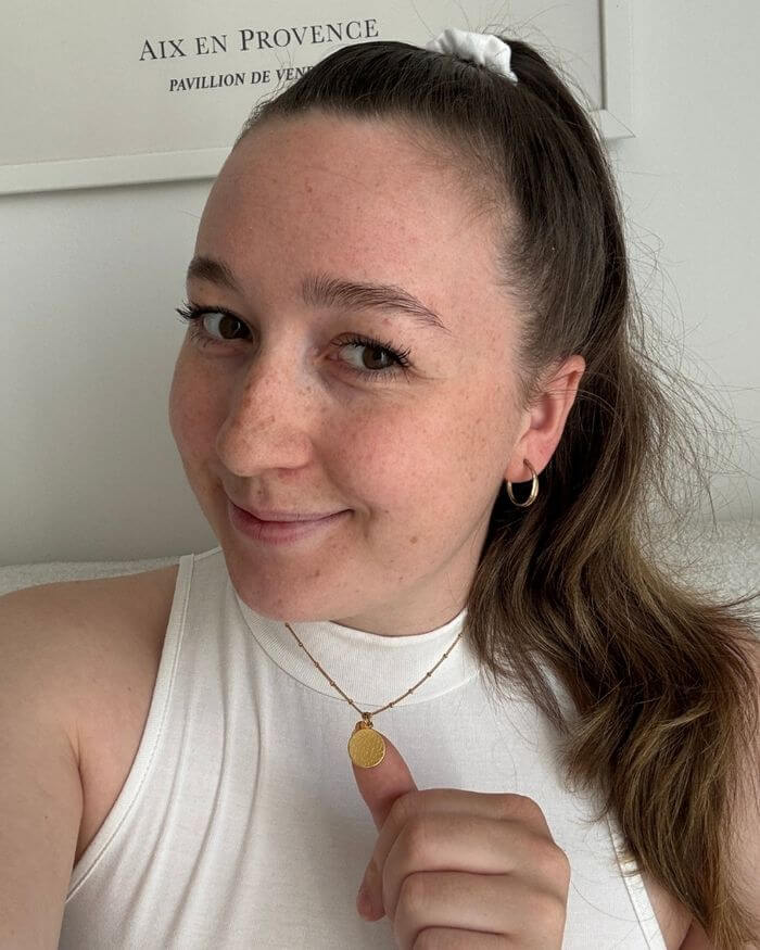Woman wearing a Mizodia nose print pendant.