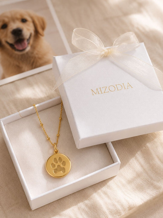 Schmuck als Erinnerung an ein Haustier mit personalisiertem Pfotenabdruck in Geschenkbox