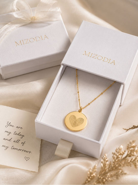 Goldene Herz-Fingerabdruck-Kette in weißer Mizodia Geschenkbox als persönliches Schmuckgeschenk bis 100 Euro
